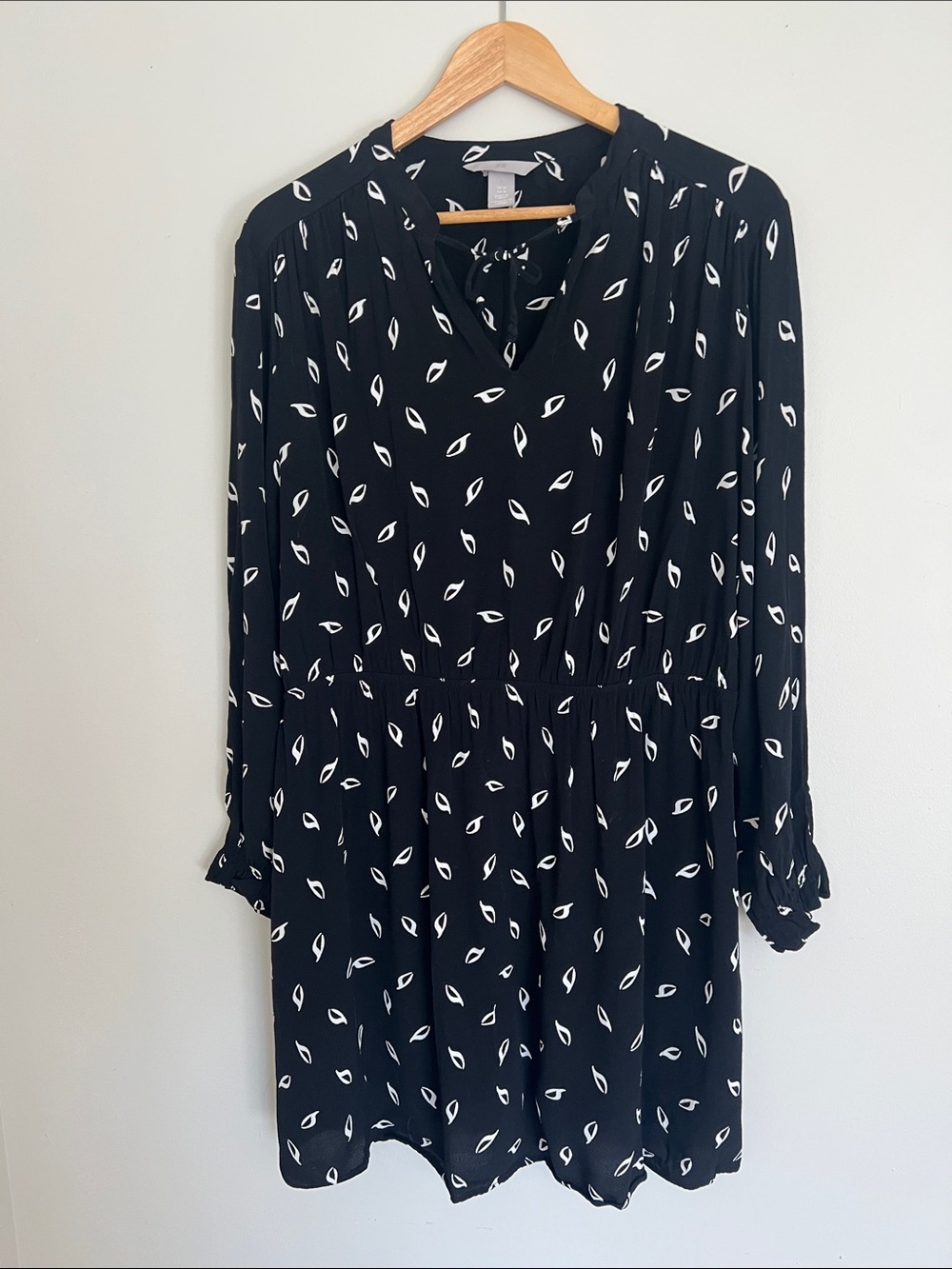 H&M Black Long-Sleeve V-Neck Printed Dress